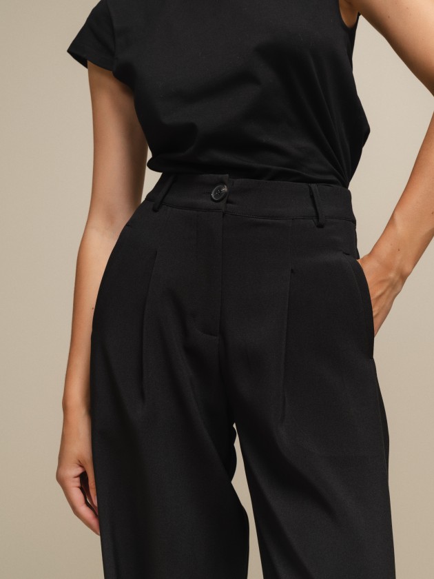 Trousers with button closure