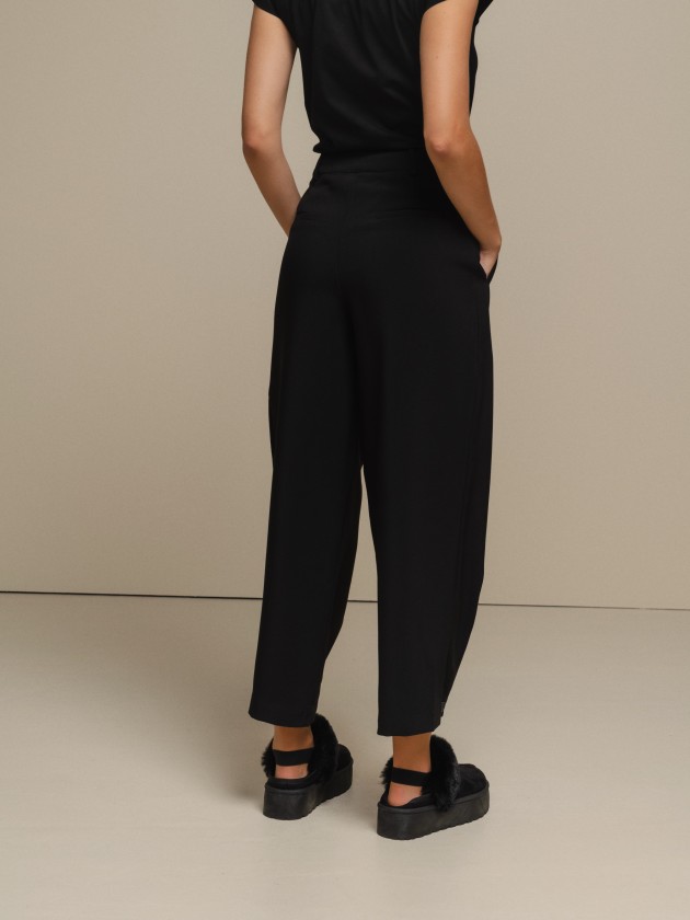 Trousers with button closure