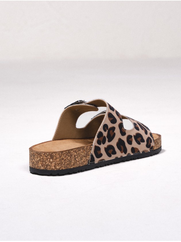 Sandlias com fivelas e estampado leopardo