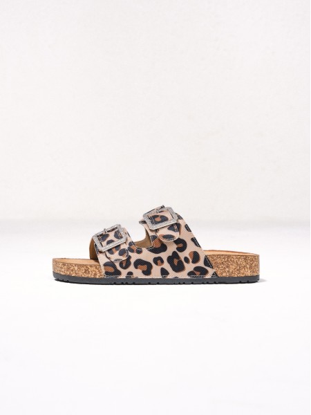 Sandlias com fivelas e estampado leopardo
