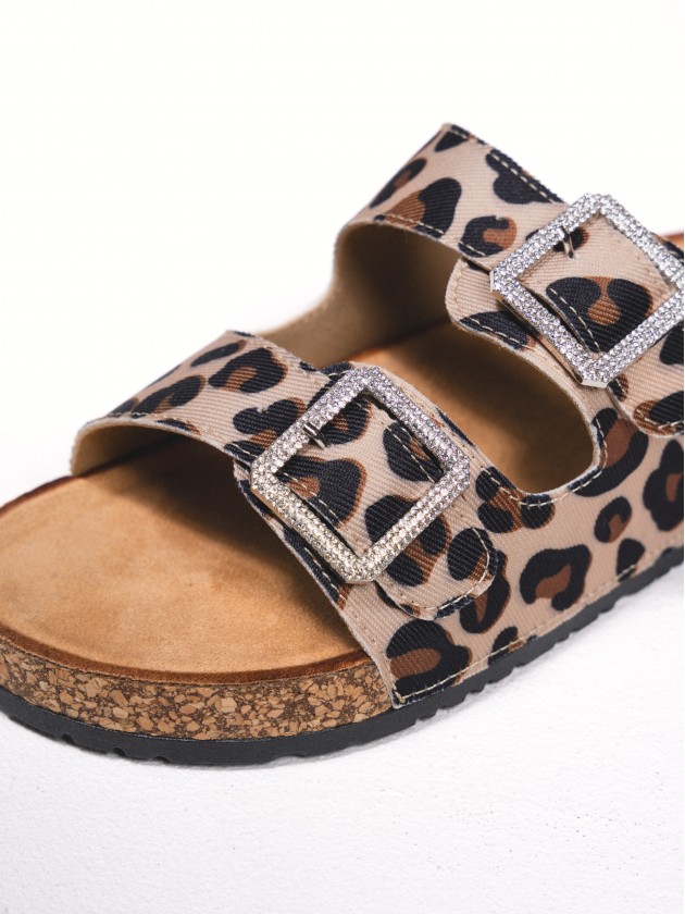 Sandlias com fivelas e estampado leopardo