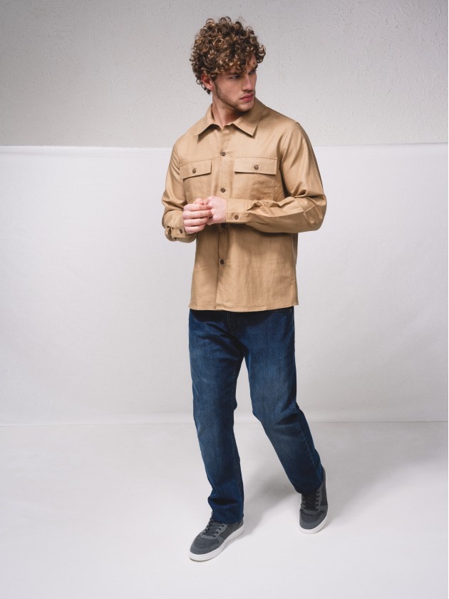 Camisa em mistura linho com bolsos