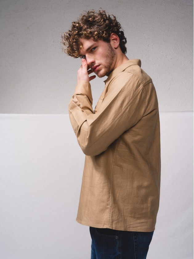 Camisa em mistura linho com bolsos
