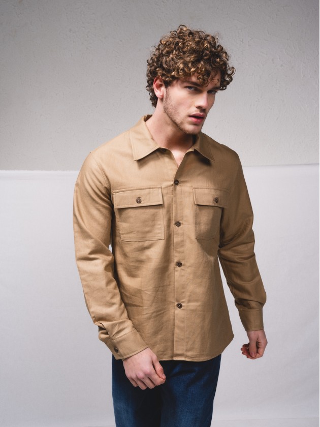 Camisa em mistura linho com bolsos