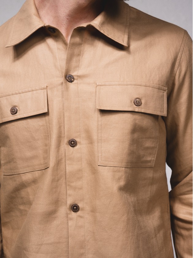 Camisa em mistura linho com bolsos