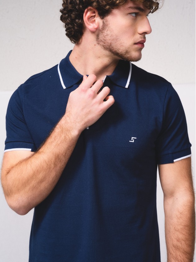 Polo pique com bordado