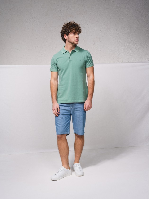 Polo pique com pigmento e bordado