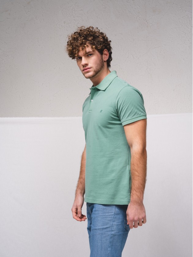 Polo pique com pigmento e bordado