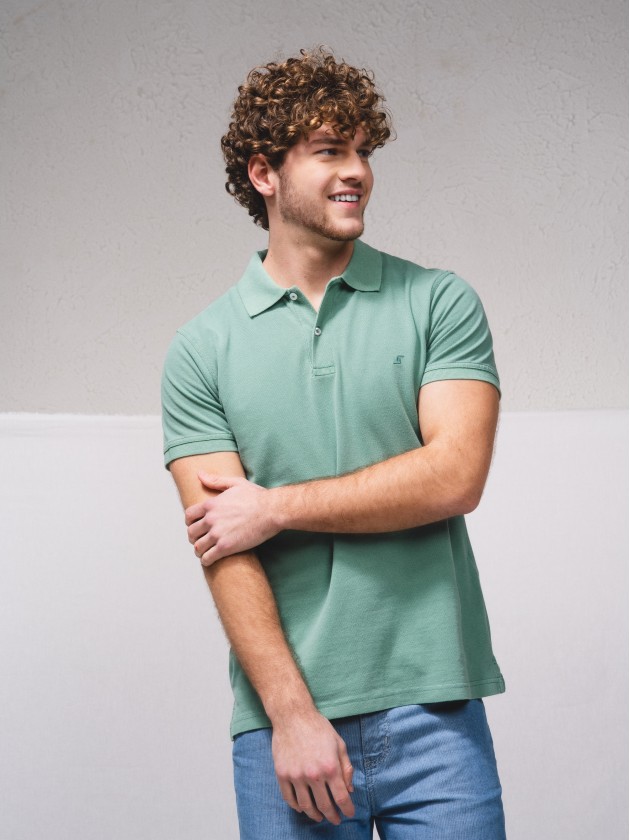 Polo pique com pigmento e bordado