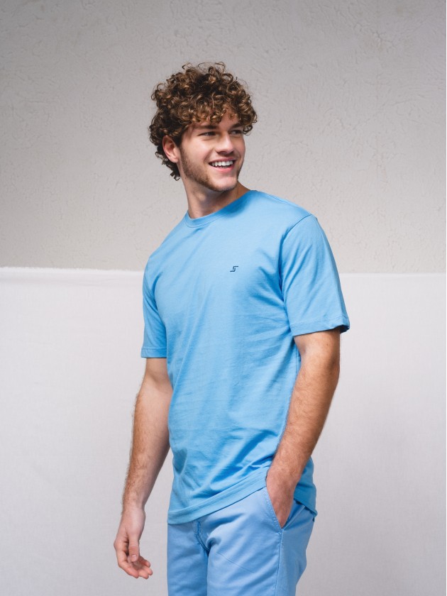 T-shirt bsica com bordado