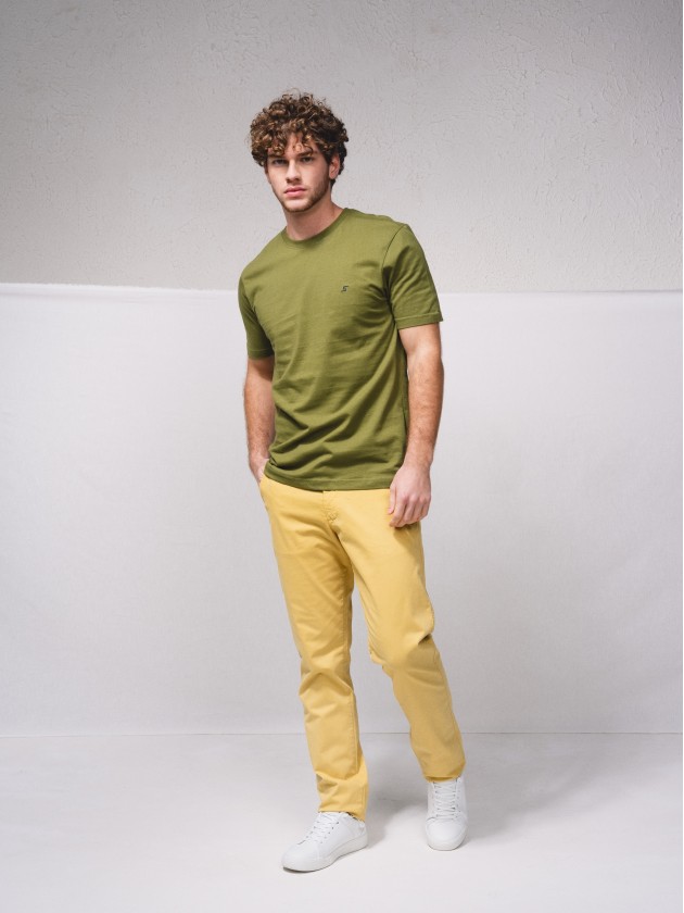 T-shirt bsica com bordado