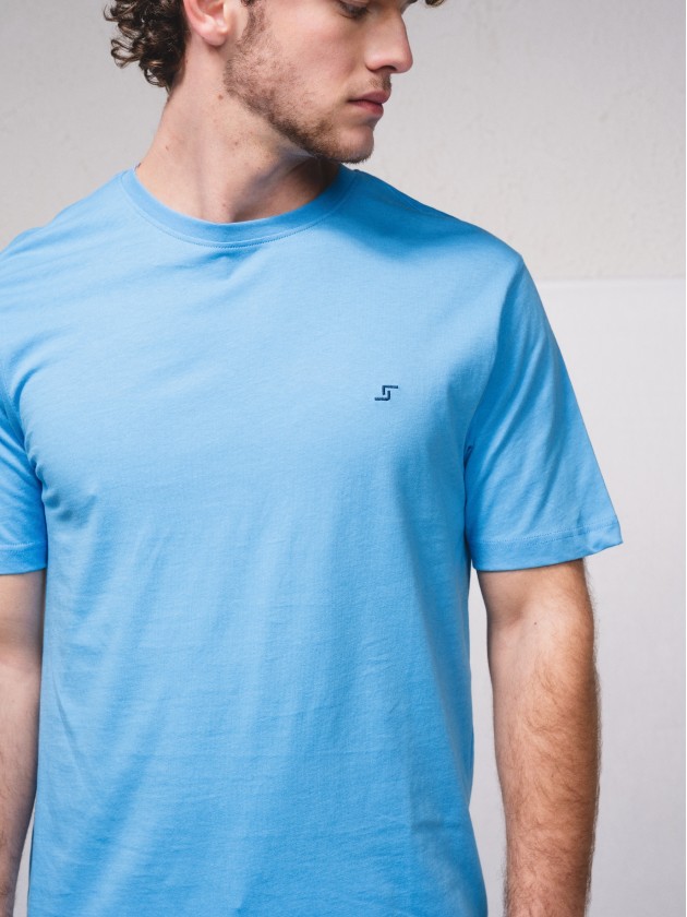 T-shirt bsica com bordado