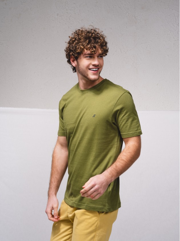 T-shirt bsica com bordado