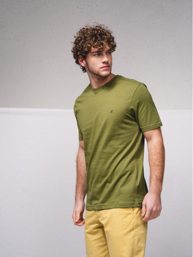 T-shirt bsica com bordado