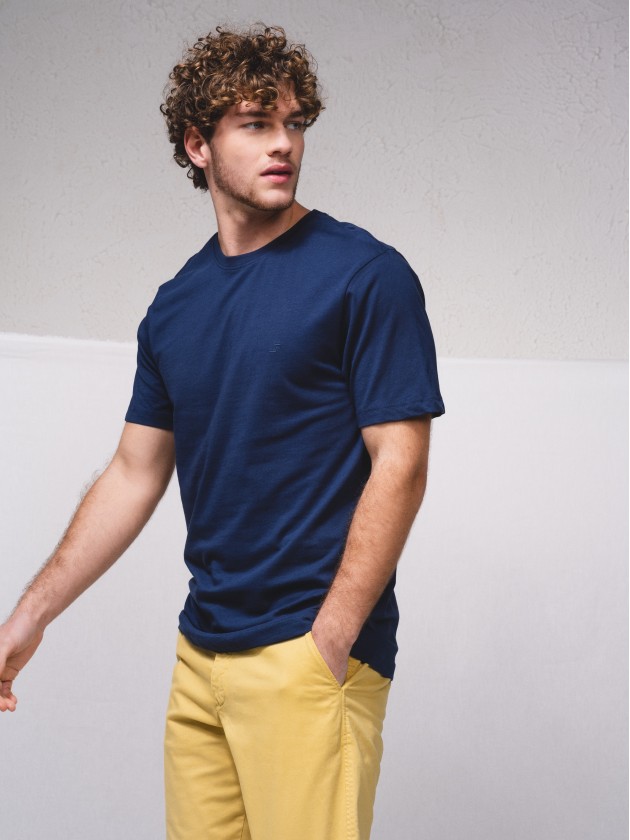 T-shirt bsica com bordado