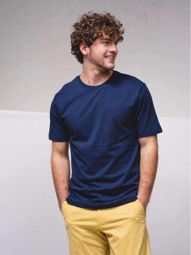 T-shirt bsica com bordado