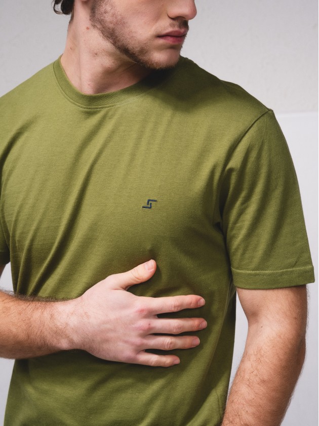 T-shirt bsica com bordado