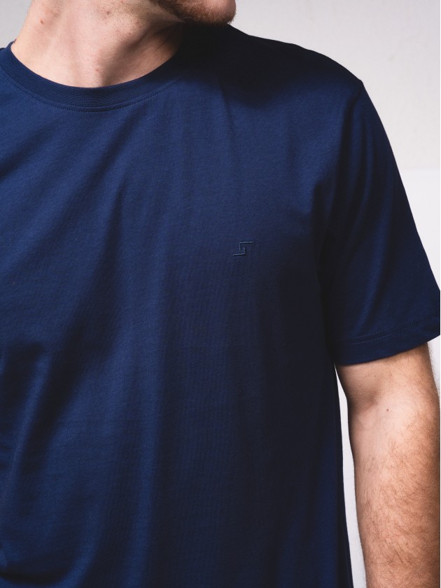 T-shirt bsica com bordado