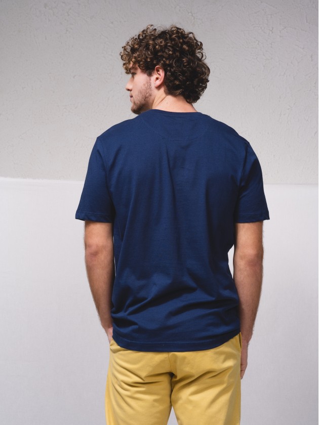 T-shirt bsica com bordado