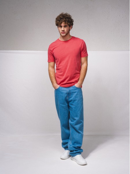 T-shirt com estampado e bordado