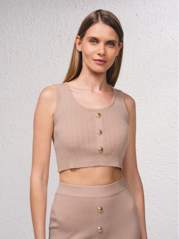Top court en maille avec boutons