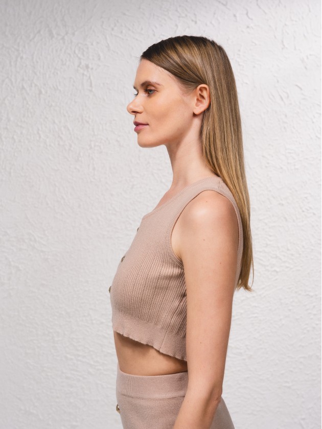 Top court en maille avec boutons