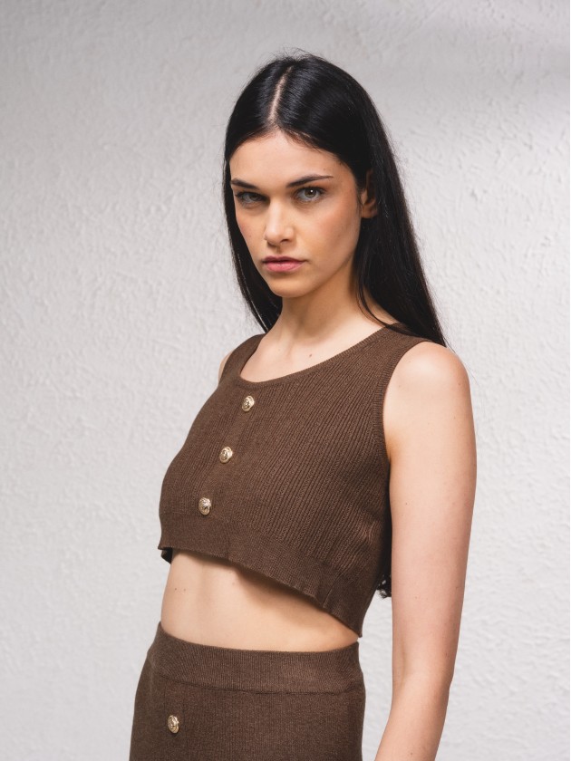 Top court en maille avec boutons