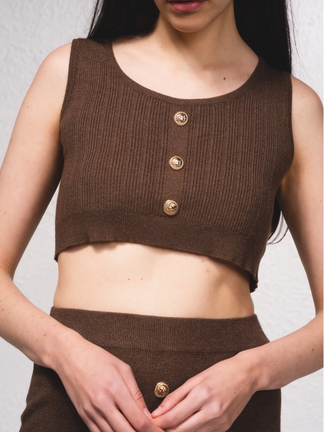 Top court en maille avec boutons