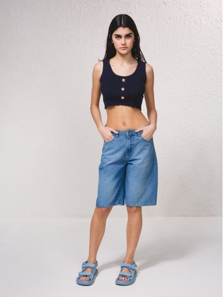Top court en maille avec boutons
