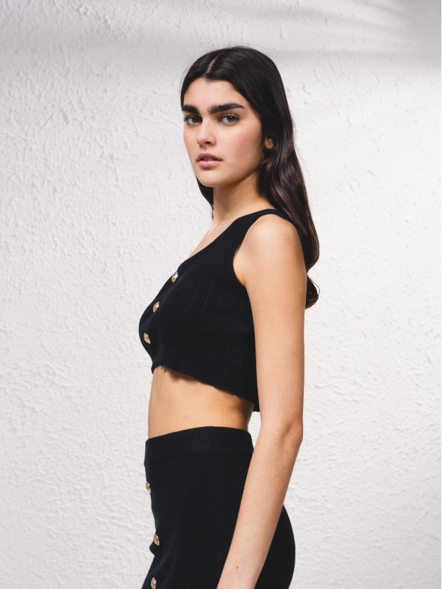 Top court en maille avec boutons