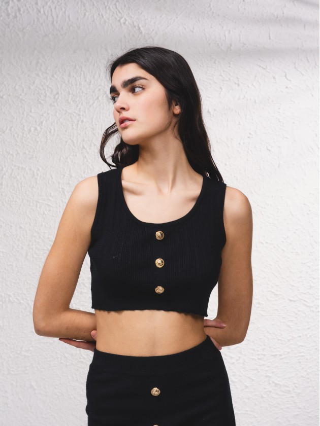 Top court en maille avec boutons