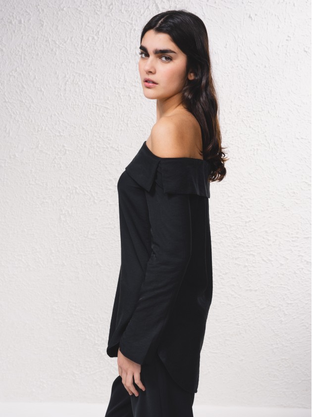 Tunic with open shoulders