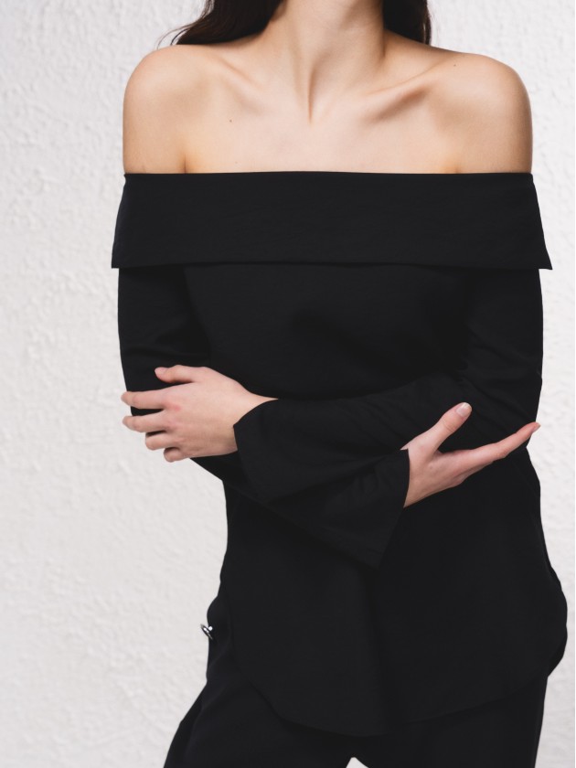 Tunic with open shoulders
