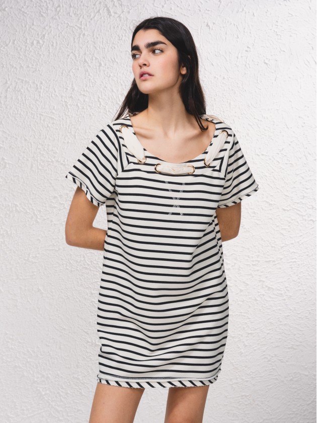 Vestido curto s riscas