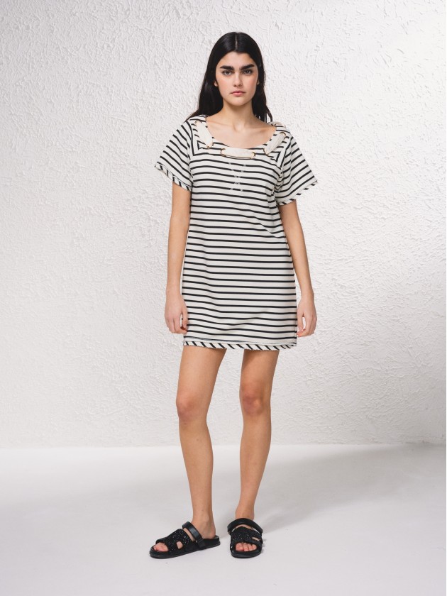 Vestido curto s riscas