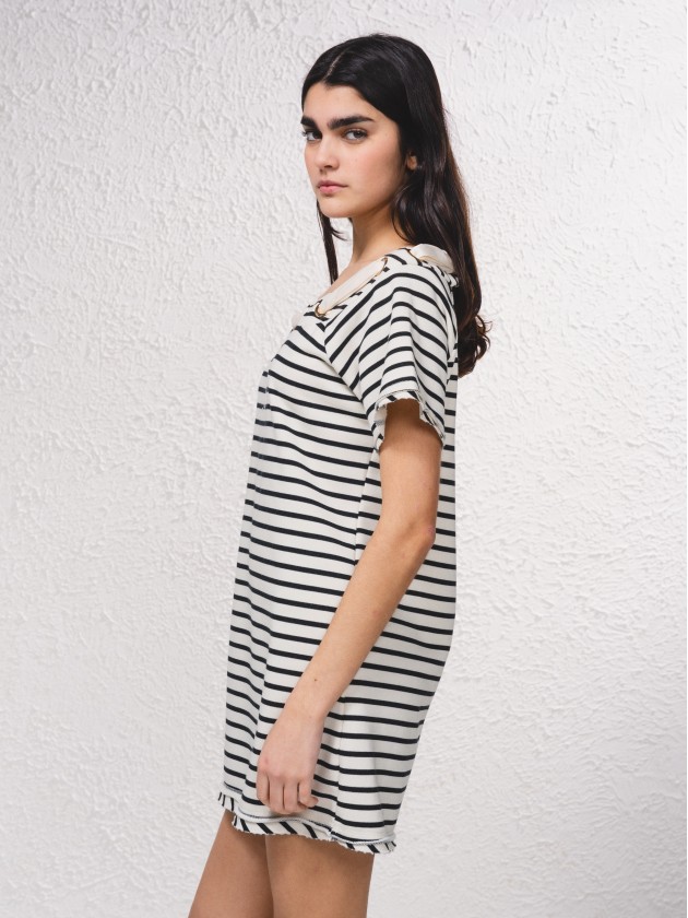 Vestido curto s riscas