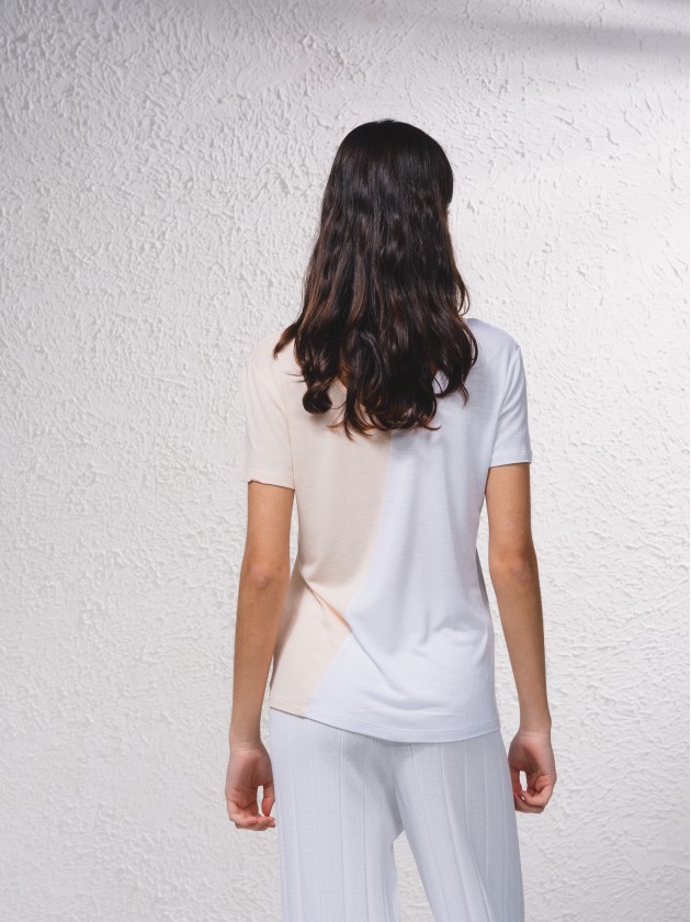 T-shirt bsica decote em v