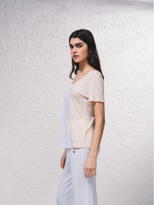 T-shirt bsica decote em v