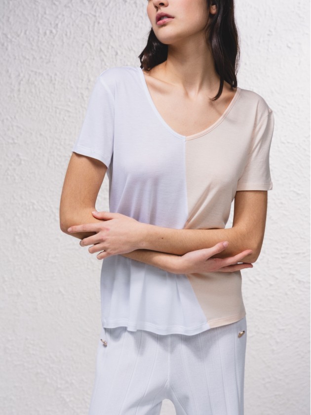 T-shirt bsica decote em v