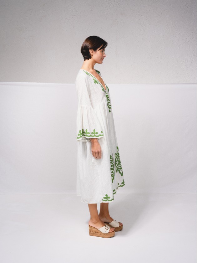 Vestido fludo com detalhes bordados