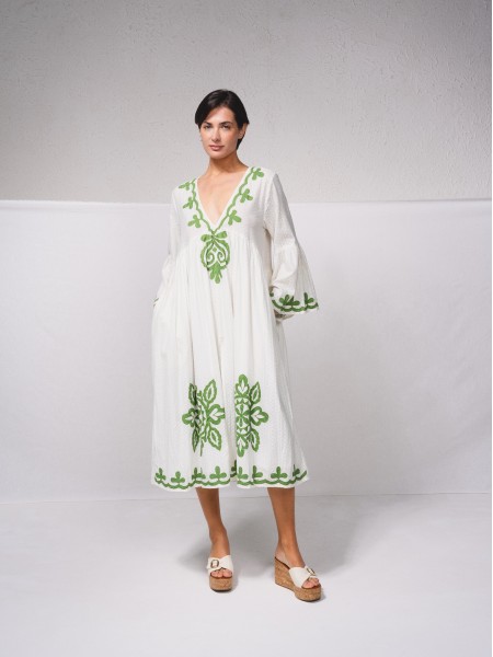 Vestido fludo com detalhes bordados