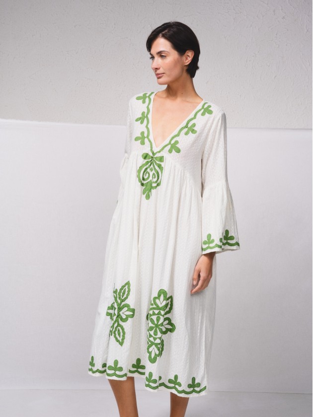 Vestido fludo com detalhes bordados