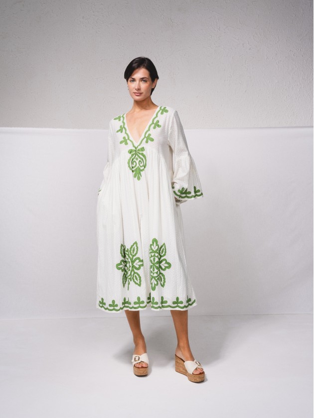 Vestido fludo com detalhes bordados