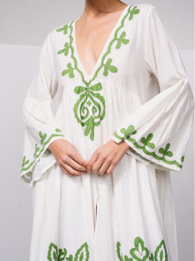 Vestido fludo com detalhes bordados