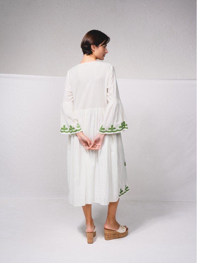 Vestido fludo com detalhes bordados