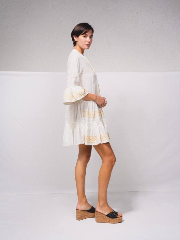 Vestido com detalhes bordados