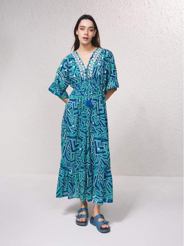 Vestido comprido fludo com bordados