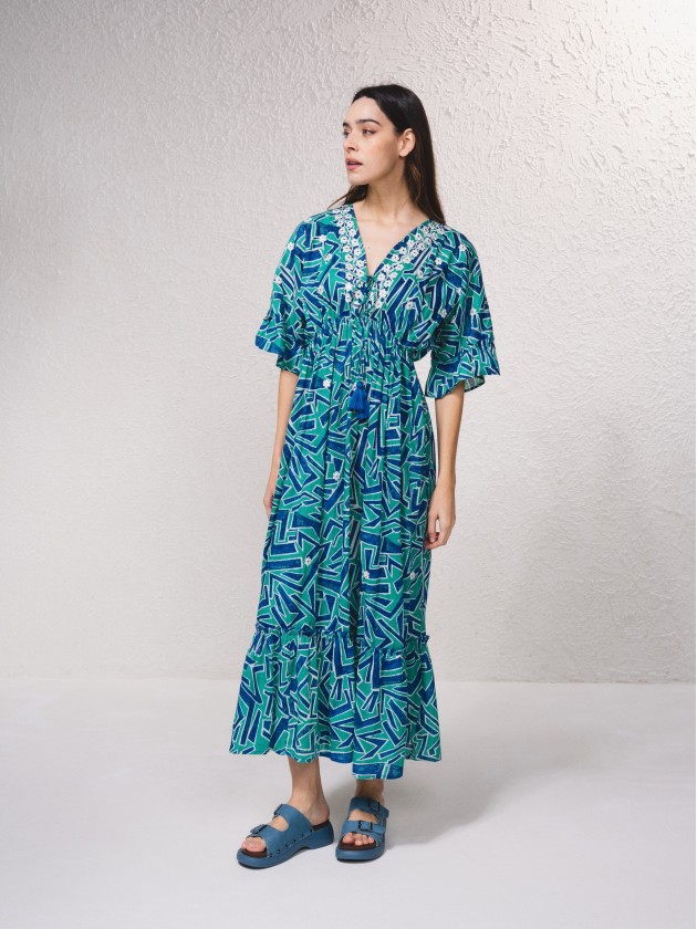 Vestido comprido fludo com bordados