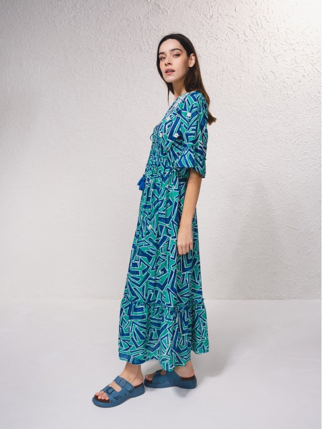 Vestido comprido fludo com bordados