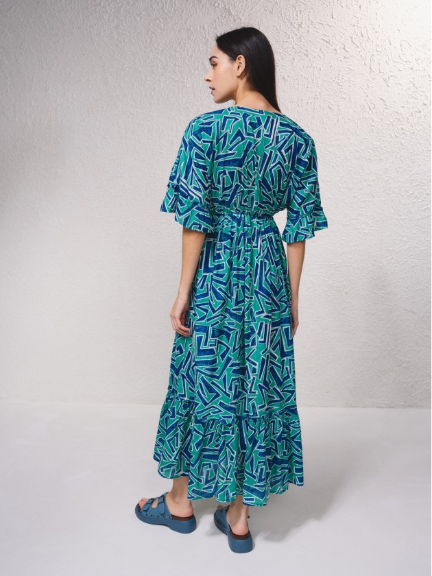 Vestido comprido fludo com bordados